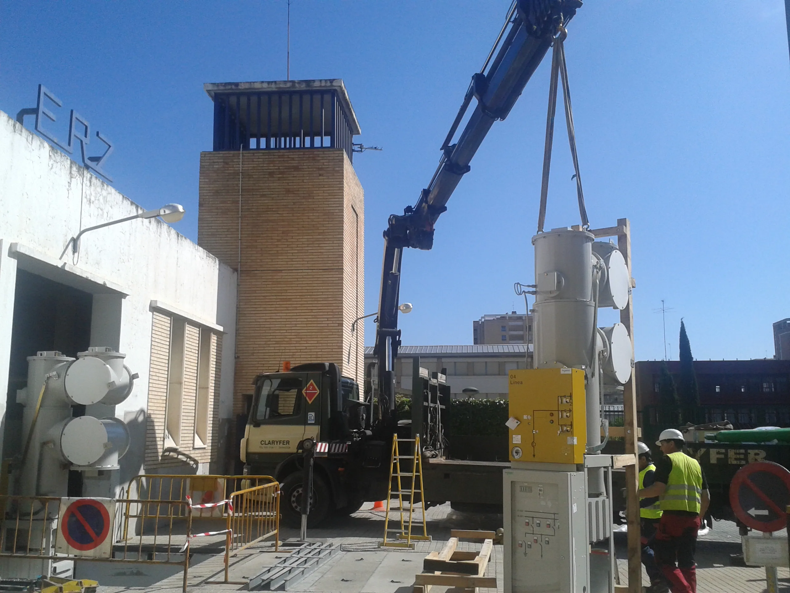 Grúa de Claryfer durante un montaje en una subestación eléctrica
