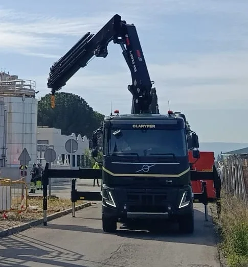 TRACTORA CON GRÚA VOLVO 4×2 CON GRÚA HIAB 408 de Grúas Claryfer
