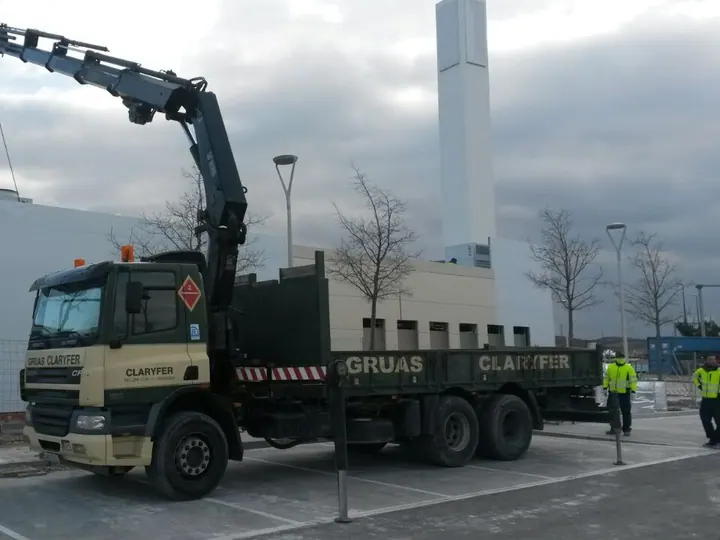 CAMIÓN GRÚA DAF 3 EJES CON GRÚA HIAB 322 E-8 de Grúas Claryfer