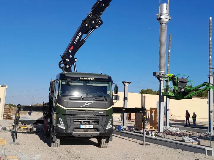 CAMIÓN GRÚA VOLVO 6X6 CON GRÚA HIAB 408 E-8 de Grúas Claryfer